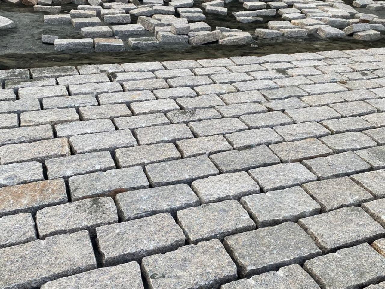 calçamento de pedras folheta